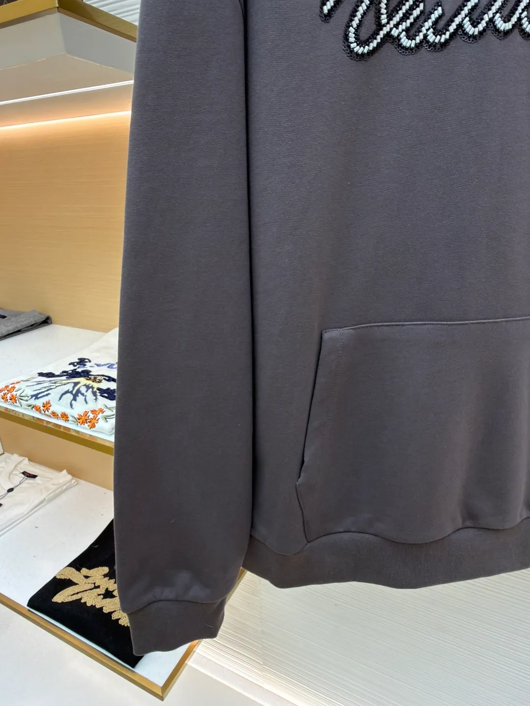 LOUIS VUITTON beaded embroidered letter hooded sweatshirt ●Original version: Purchased and developed by 13078 ●Item number: 1681742-A80 ●Fabric: pure cotton fish scale base fabric ●Technology: Pearl embroidery production ●Color: gray ●Version: fitted version ●Weight: about 805 grams ●Size: XS-S-M-L ●Description: The fabric is made of 26S double yarn + 10S fish scale bottom brushed fabric, weight 380g, with 21S double yarn 2*2 rib, weight 380g. This kind of fabric is treated with fleece to form a layer of soft and plump fluff on the inside; the improved fish scale knitting method forms a delicate concave and convex texture on the bottom surface, similar to the arrangement of fish scales. Effectively increases the air storage layer and improves thermal insulation performance. The front of the fabric is smooth and smooth, while the back is soft and waxy. It has excellent moisture absorption, breathability, wrinkle resistance and drape, and is thicker and crisper than ordinary sweatshirt materials. It gives clothes excellent warmth retention, breathability and skin-friendly touch. The Vuitton script on the chest is embroidered with beads. During the embroidery process, tiny beads are fixed on the fabric together with embroidery thread. The direct characteristics brought by this process are a strong three-dimensional sense, a unique sense of weight and a reflective effect that changes with the light. The overall wiring is straight and delicate, the fabric is comfortable and soft, and the color is consistent without color difference. It can be matched with the same style to create a fashionable look and control various occasions. Customized accessories, complete with three standards, same style for men and women!